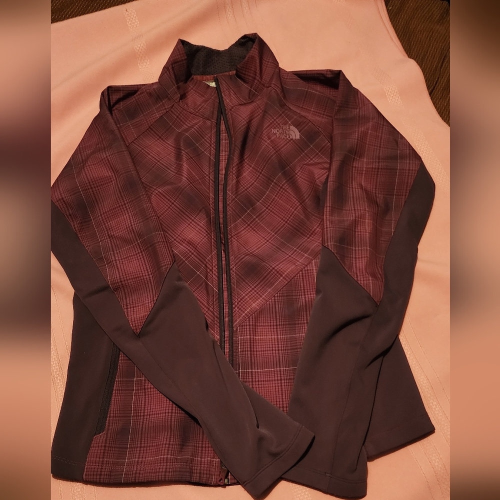 The northface windbreaker NWOT